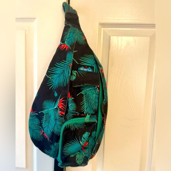 ❗️GENTLY USED❗️✨KAVU CROSSBODY BAG✨ - Picture 1 of 3
